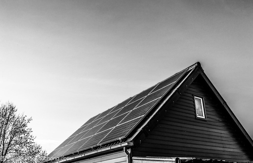 屋頂上的綠色革命 太陽(yáng)能發(fā)電技術(shù)助力替代能源轉(zhuǎn)型與生態(tài)環(huán)保